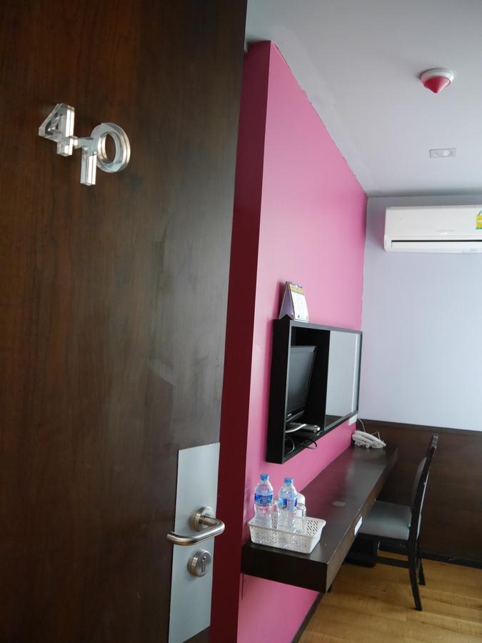 At One Inn Hualampong Banguecoque Exterior foto